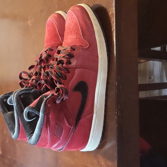 Air Jordan 1s - Picture 3 of 6